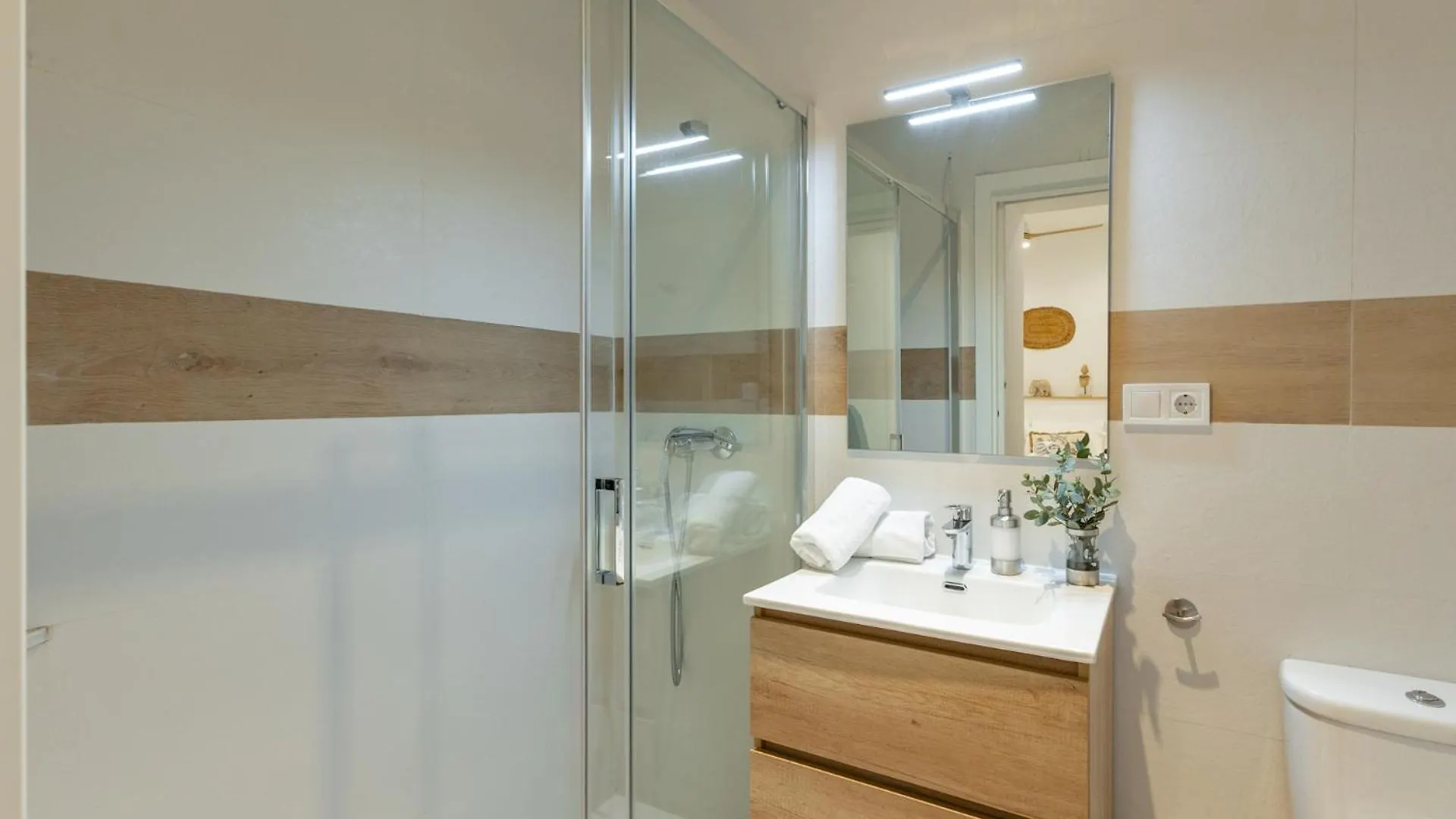 Isg Apartments Triana Estudio 2 セビリア 0*,  スペイン